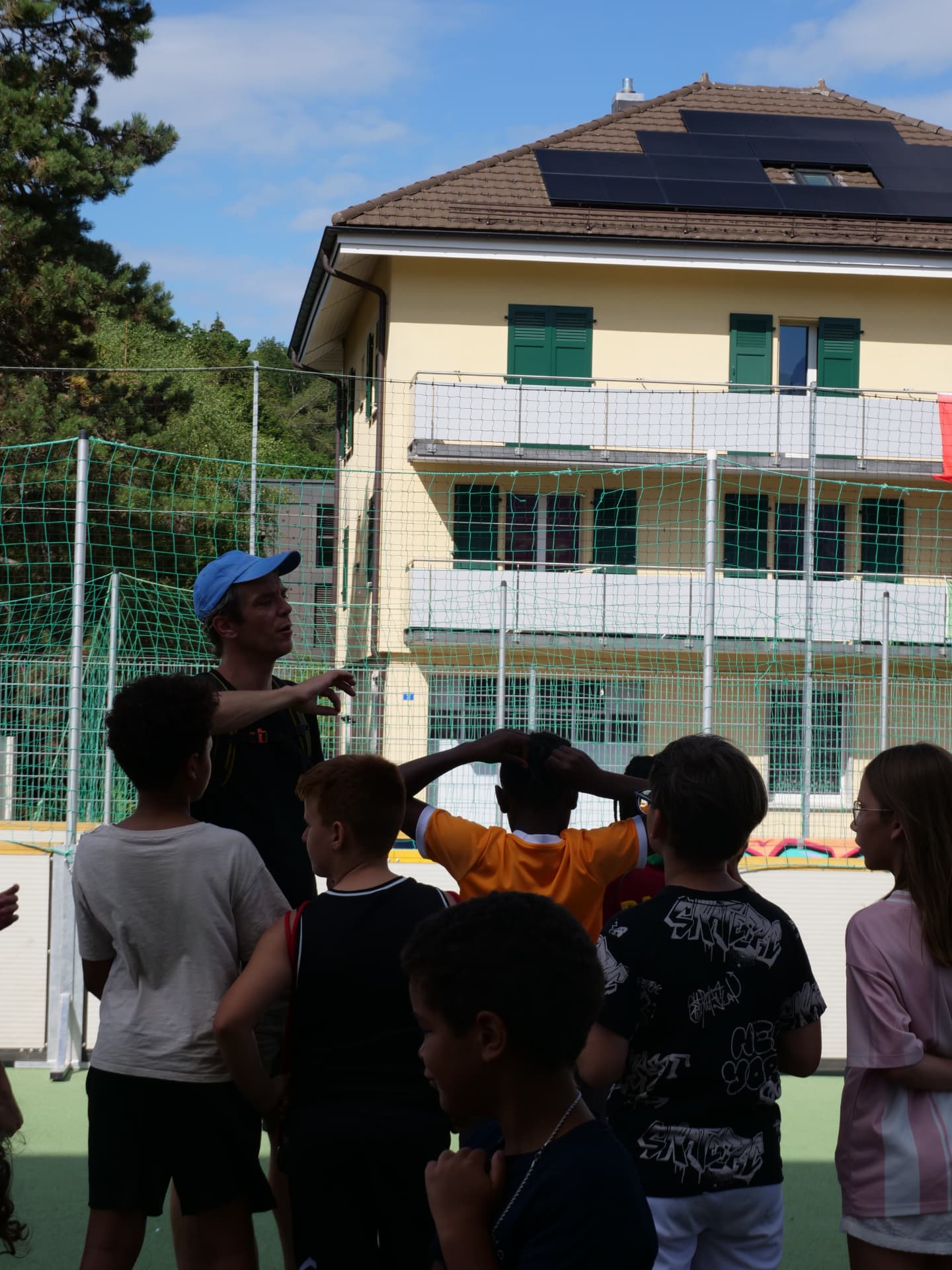 Un membre de RecBulle avec des jeunes sur le terrain