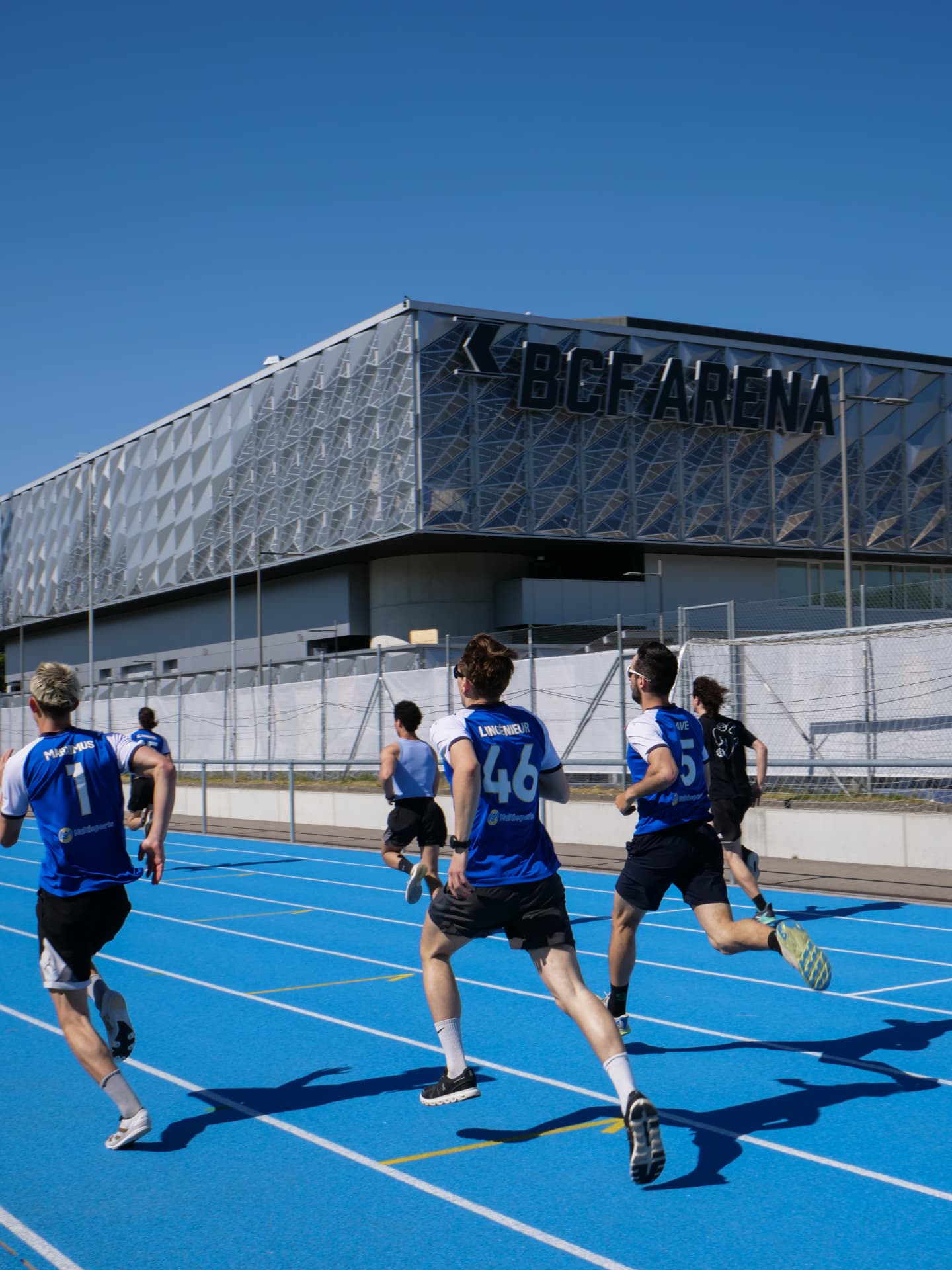 Course d'athlétisme filmée devant la BCF Arena