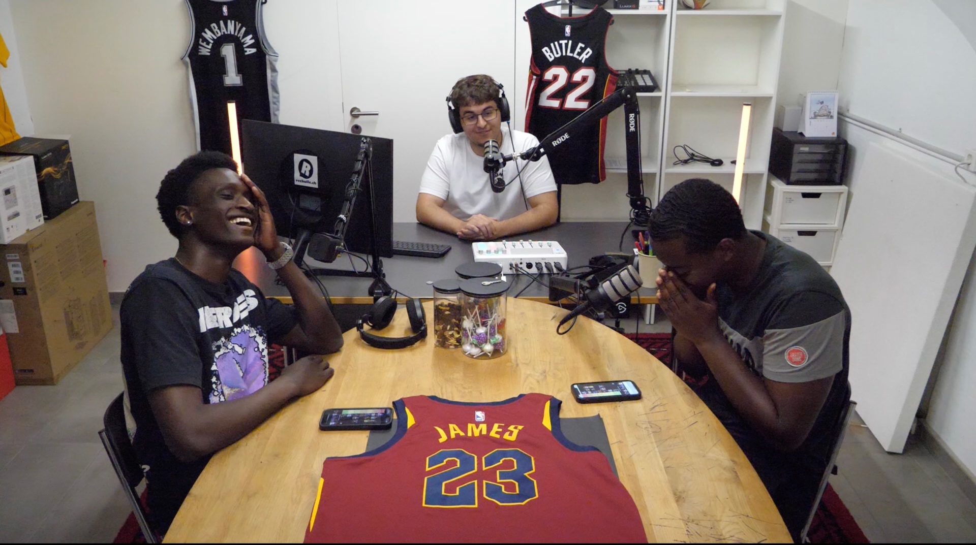 L'équipe RecBulle en studio autour de la table d'interview