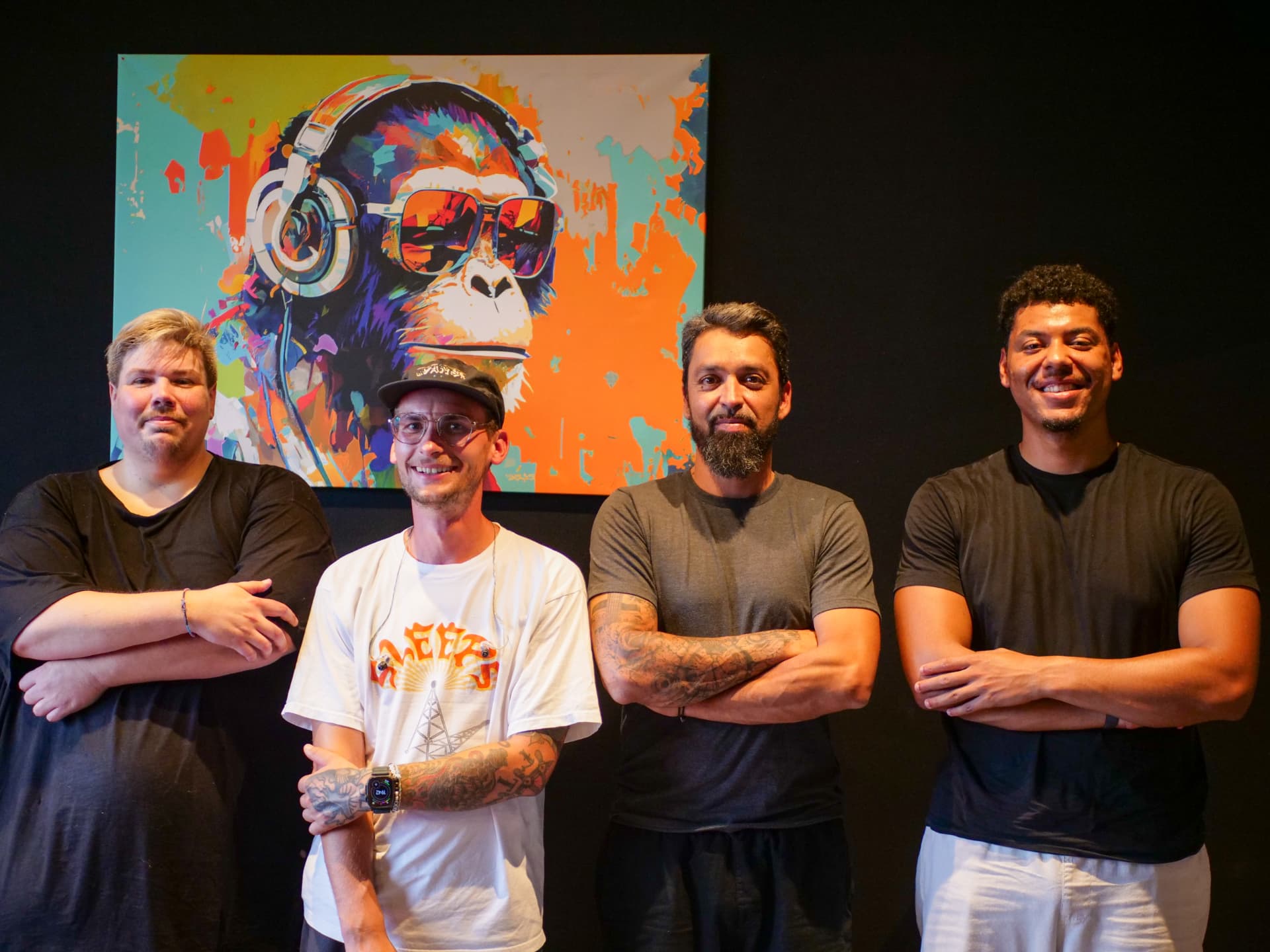 L'équipe RecBulle en studio devant une œuvre d'art